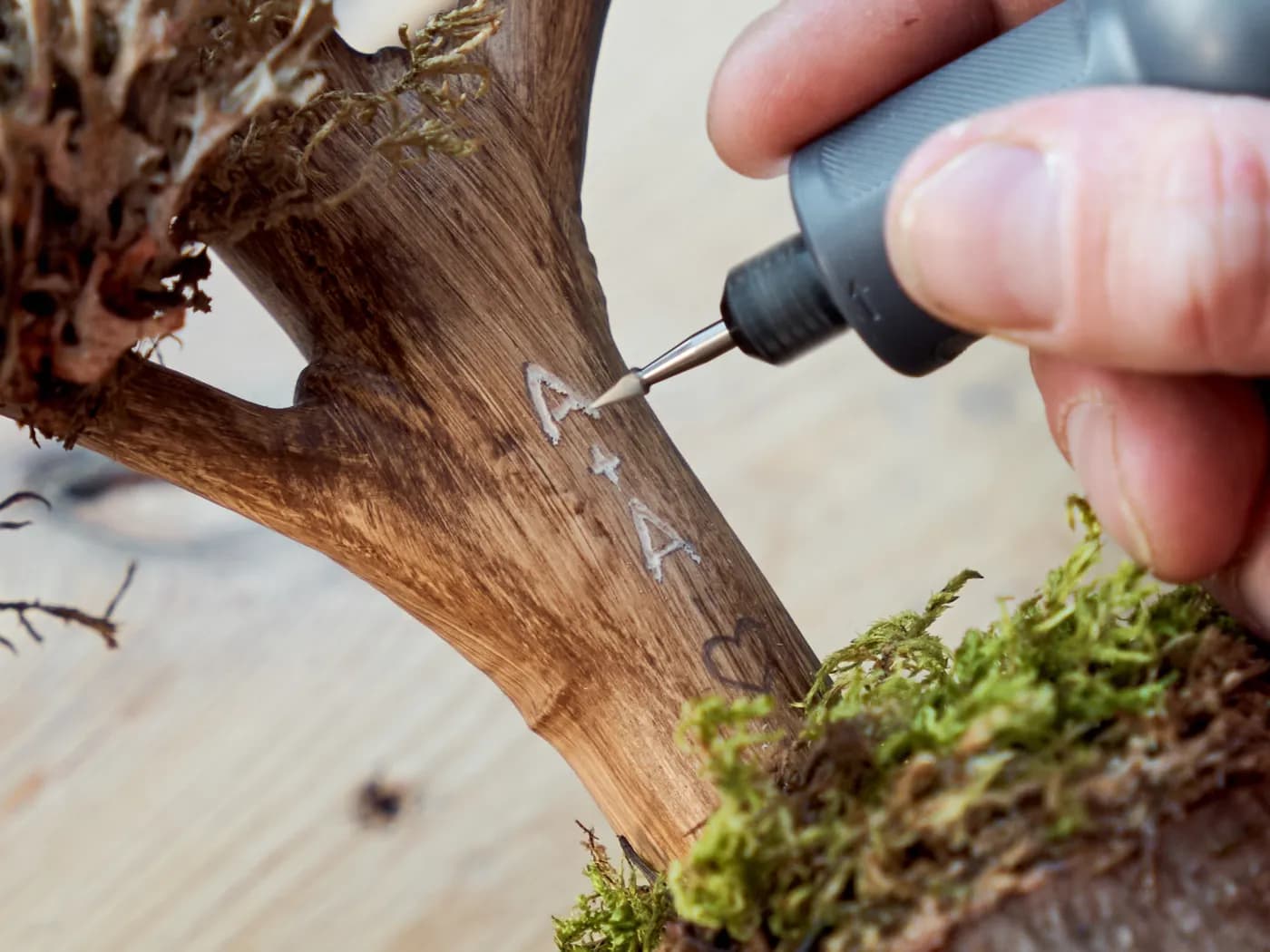 Гравировка на дереве — персональная надпись на изделиях Botanic Bonsai